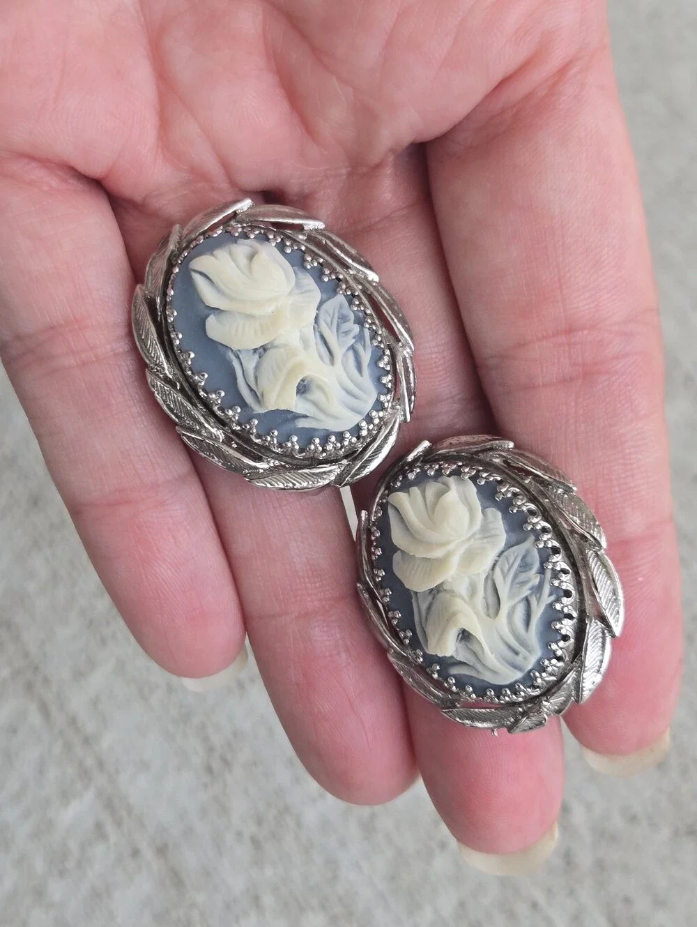 VTG 1960s Whiting & Davis Blue White Silver Floral Cameo & Earring Parure Set